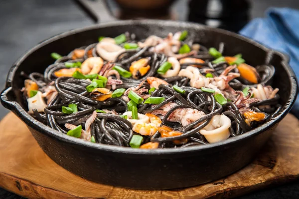 Svart spaghetti med skaldjur — Stockfoto