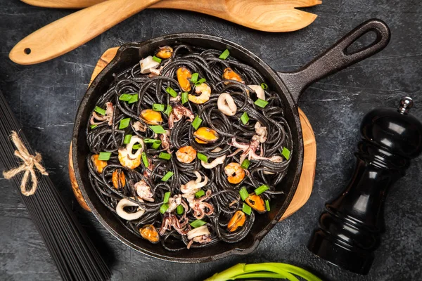 Svart spaghetti med skaldjur — Stockfoto