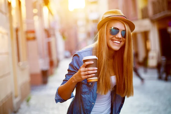 Jonge stijlvolle vrouw in een stad straat — Stockfoto