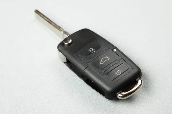 Beyaz arkaplanda araba anahtarı — Stok fotoğraf