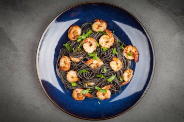 Siyah makarna karides ile