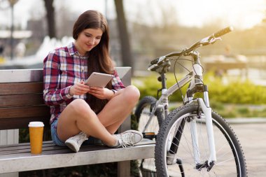 genç kadın bir tablet PC'yi kullanma
