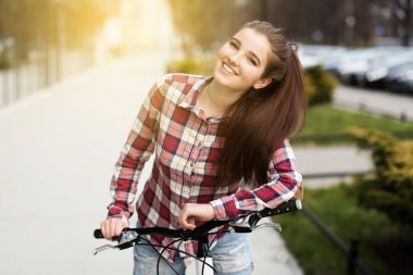 Bir bisiklet üzerinde genç güzel kadın