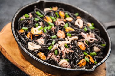 Deniz mahsullü siyah spagetti.