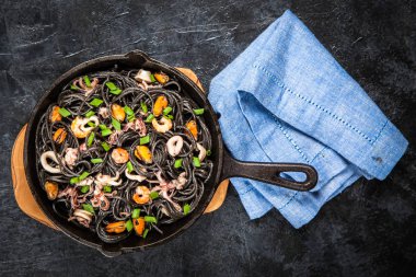 Deniz mahsullü siyah spagetti.