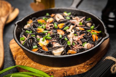 Deniz mahsullü siyah spagetti.