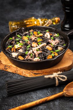 Deniz mahsullü siyah spagetti.