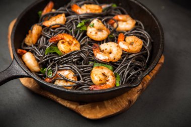 Siyah makarna karides ile