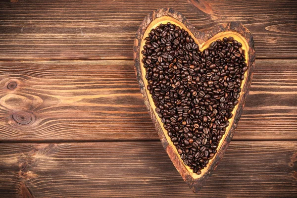 Κόκκους καφέ σε ένα μπολ σε σχήμα καρδιάς — Φωτογραφία Αρχείου