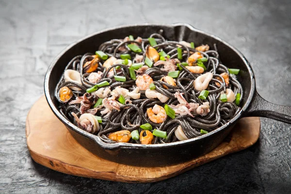 Fekete spagetti tengeri ételekkel — Stock Fotó
