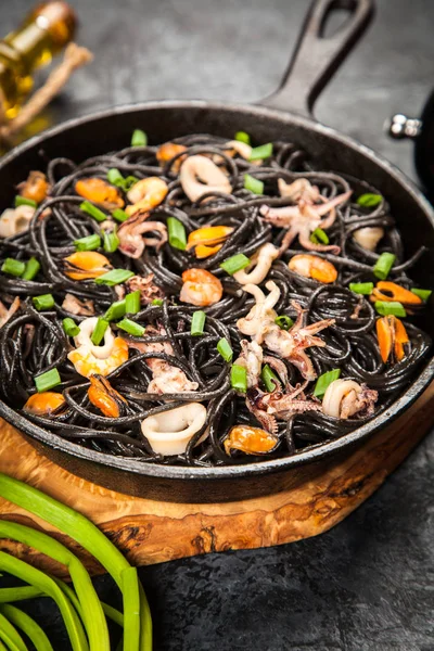 Espaguete preto com frutos do mar — Fotografia de Stock