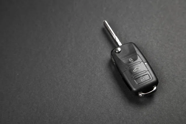 Llave del coche sobre fondo oscuro — Foto de Stock