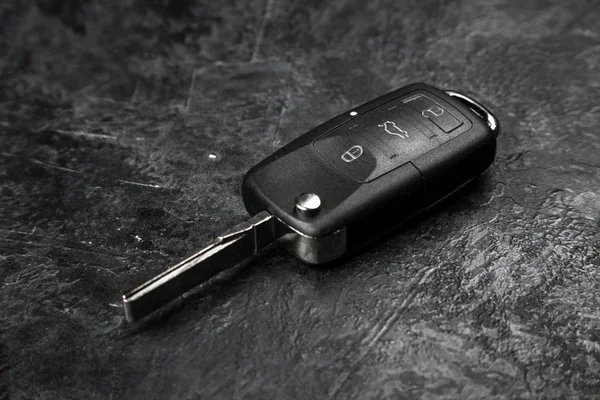 Llave del coche sobre fondo oscuro —  Fotos de Stock