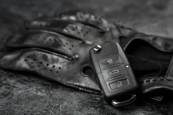 Llaves de coche y guantes de conducción —  Fotos de Stock