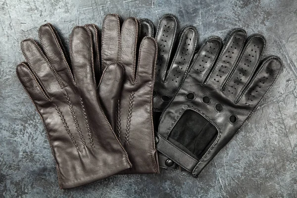 Dva páry kožených rukavic — Stock fotografie