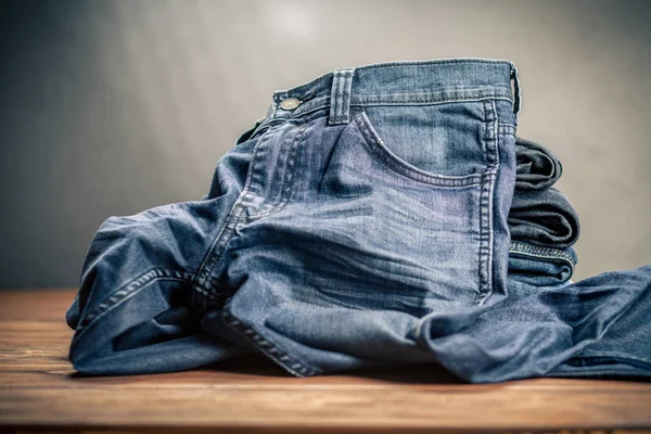 Högen av jeans — Stockfoto