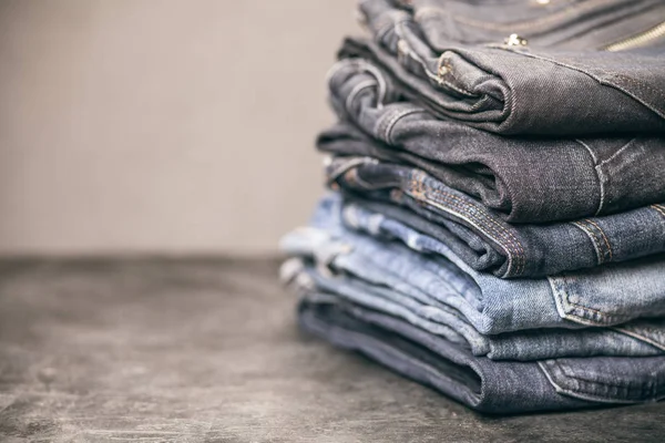 Högen av jeans — Stockfoto