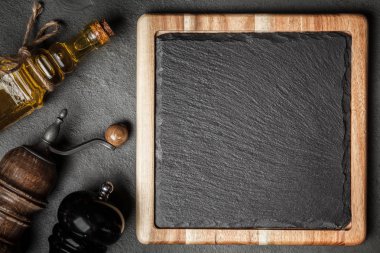 Ahşap bir çerçeve içinde kayrak yönetim kurulu