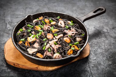 Deniz mahsullü siyah spagetti.