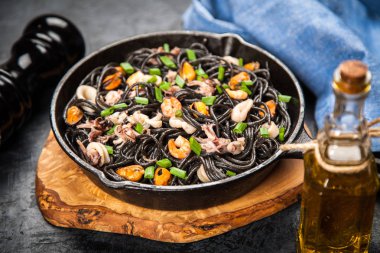 Deniz mahsullü siyah spagetti.