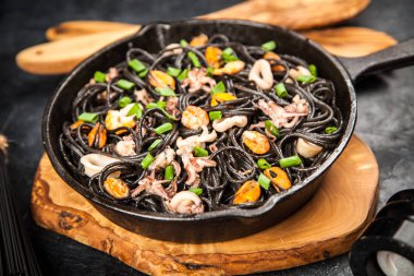 Deniz mahsullü siyah spagetti.