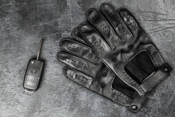 Car keys and driving gloves — Stock Photo, Image