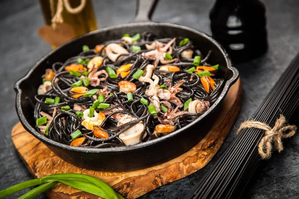 Svart spaghetti med skaldjur — Stockfoto