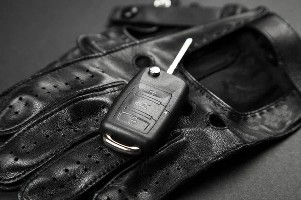 Autoschlüssel und Fahrhandschuhe — Stockfoto