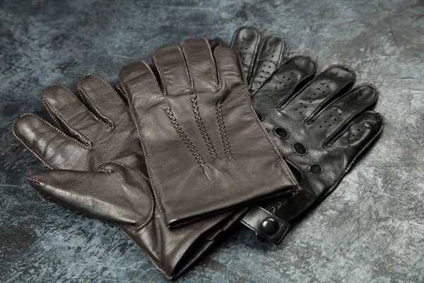 Две пары кожаных перчаток — стоковое фото