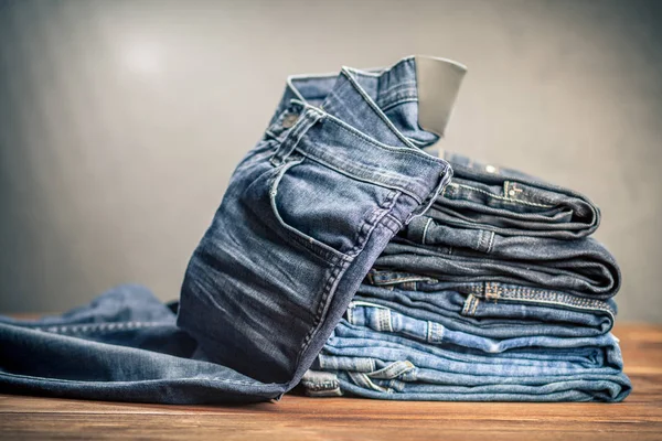 Högen av jeans — Stockfoto