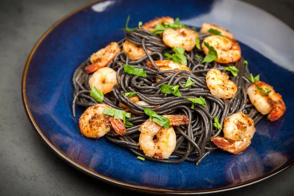 Svart pasta med räkor — Stockfoto