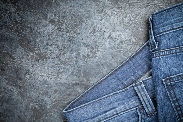 Jeans op donkere achtergrond — Stockfoto