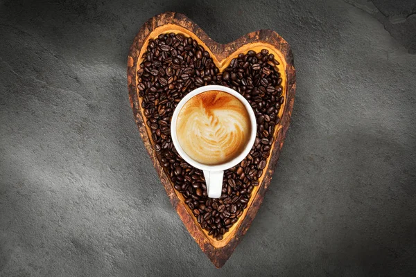 Κόκκους καφέ σε ένα μπολ σε σχήμα καρδιάς — Φωτογραφία Αρχείου
