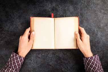 Kitap okuyorum.
