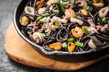 Deniz mahsullü siyah spagetti.