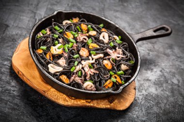 Deniz mahsullü siyah spagetti.