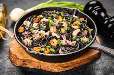 Deniz mahsullü siyah spagetti.