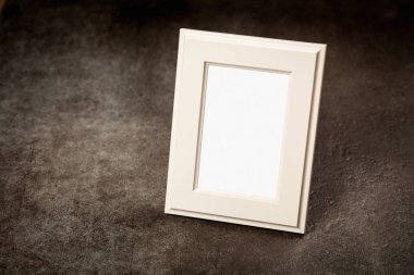 Resim çerçevesi koyu arka plan üzerinde