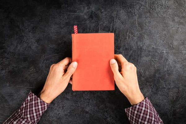 Reading a book — Stock Photo, Image