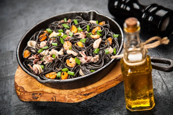 Black spaghetti with seafood — Stock Photo, Image