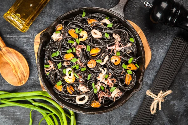 Svart spaghetti med skaldjur — Stockfoto