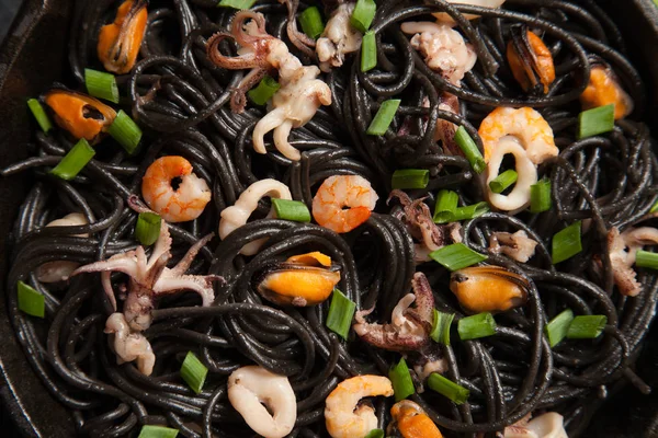 Spaghetti neri con frutti di mare — Foto Stock