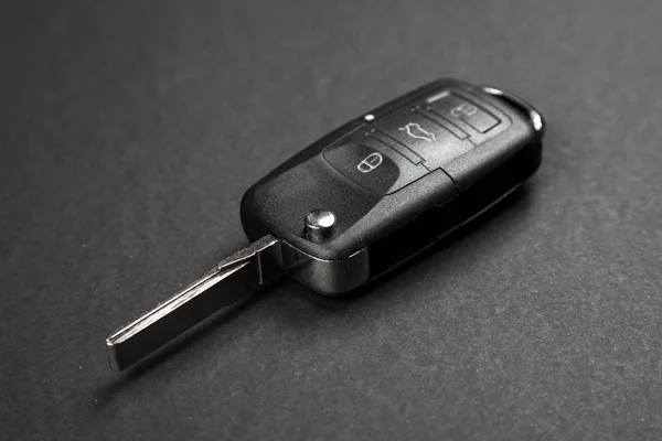 Autoschlüssel auf dunklem Hintergrund — Stockfoto