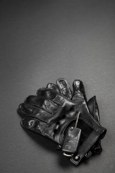 Bilnycklar och drivande handskar — Stockfoto