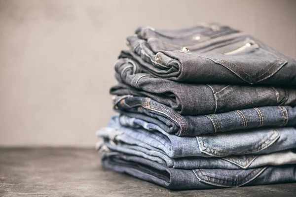 Паля джинсів — стокове фото