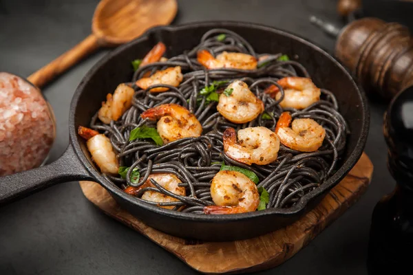 Zwarte pasta met garnalen — Stockfoto