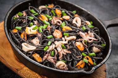 Deniz mahsullü siyah spagetti.