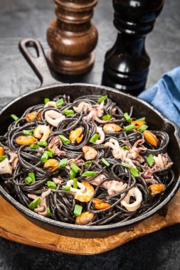 Deniz mahsullü siyah spagetti.