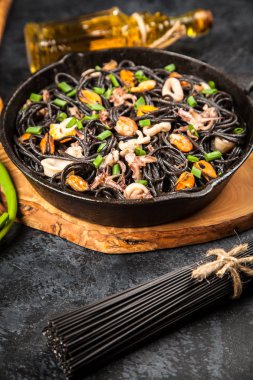 Deniz mahsullü siyah spagetti.