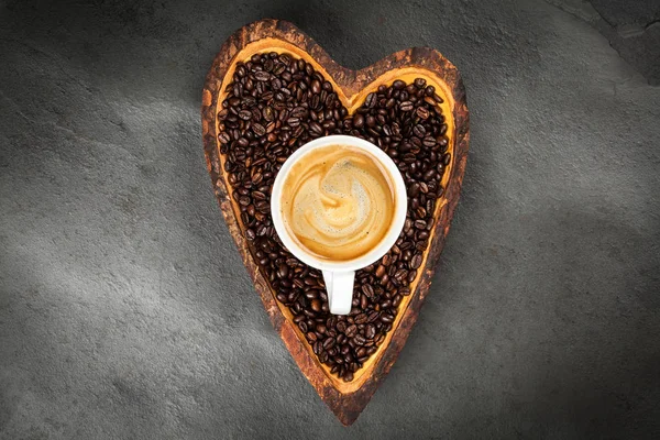 Ziarna kawy w misce w kształcie serca — Zdjęcie stockowe
